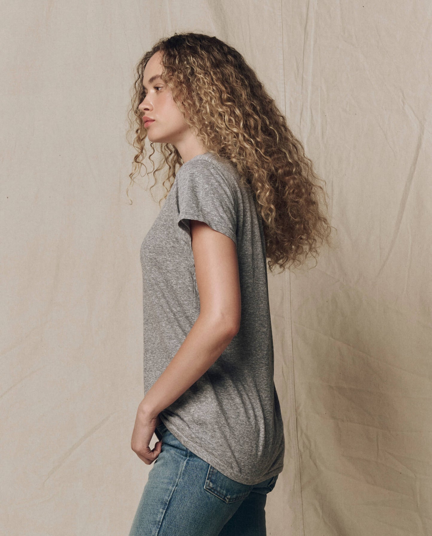 The Slim Tee. Solid -- Heather Grey